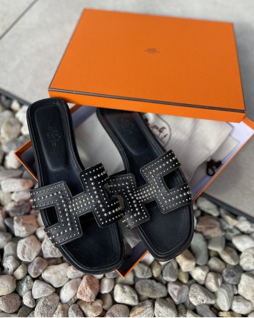 Pantofle dámské Hermes ORAN černé s druky